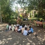 समशानभूमी मध्ये निसर्गरम्य वातावरणामध्ये शाळेचा वर्ग चालू असताना