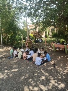 समशानभूमी मध्ये निसर्गरम्य वातावरणामध्ये शाळेचा वर्ग चालू असताना