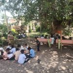 समशानभूमी मध्ये निसर्गरम्य वातावरणामध्ये शाळेचा वर्ग चालू असताना