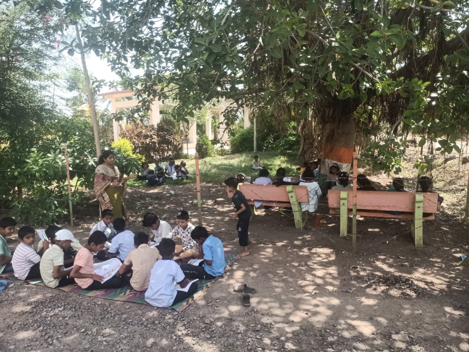 समशानभूमी मध्ये निसर्गरम्य वातावरणामध्ये शाळेचा वर्ग चालू असताना